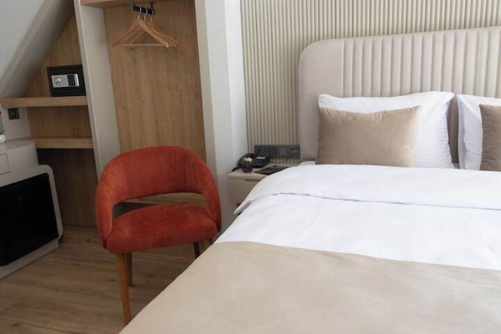 Room 32 of 47
