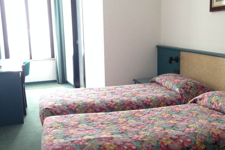 Room 9 of 33