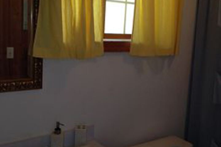 Room 4 of 16