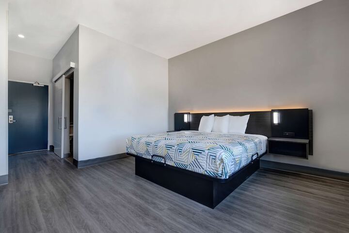 1 King Bed Hearing Accessible (1 of 10)