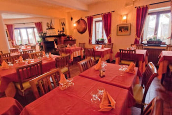 Dining 48 of 51
