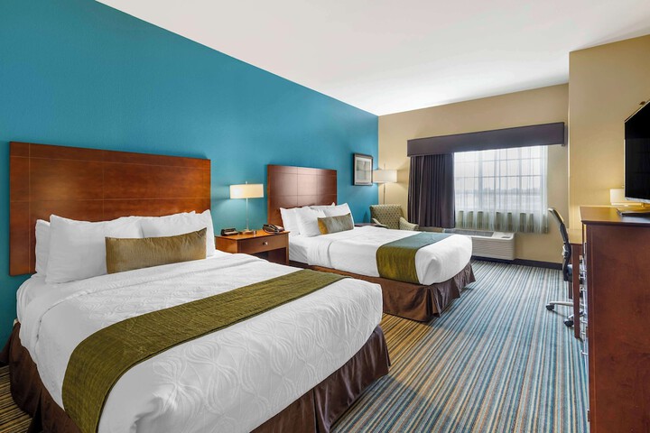 2 Queen Beds Microwave and Refrigerator 39 Inch Led Television High Speed Internet Full Breakfast (6 of 14)