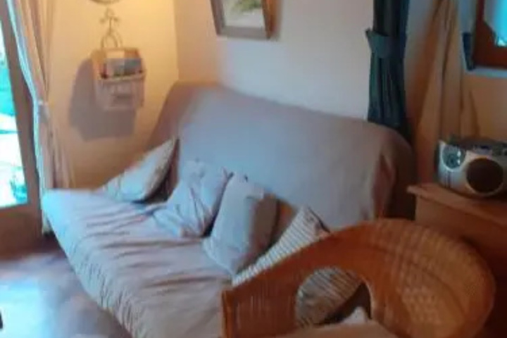 Room 4 of 8