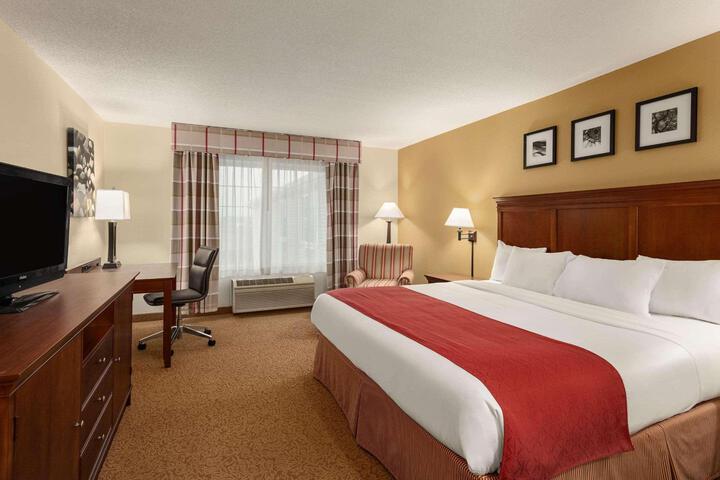 1 King Bed (2 of 6)