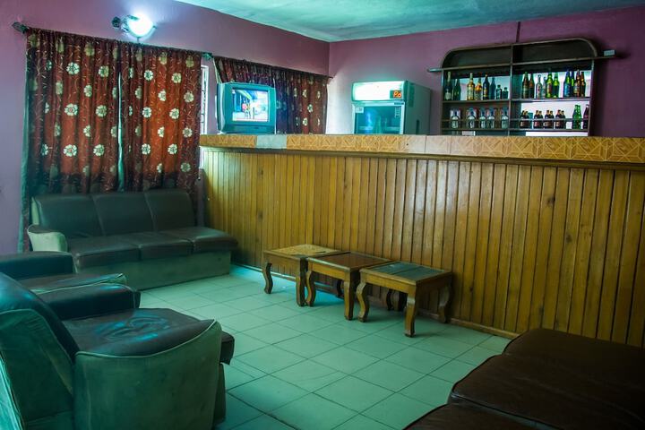 Lounge 34 of 34