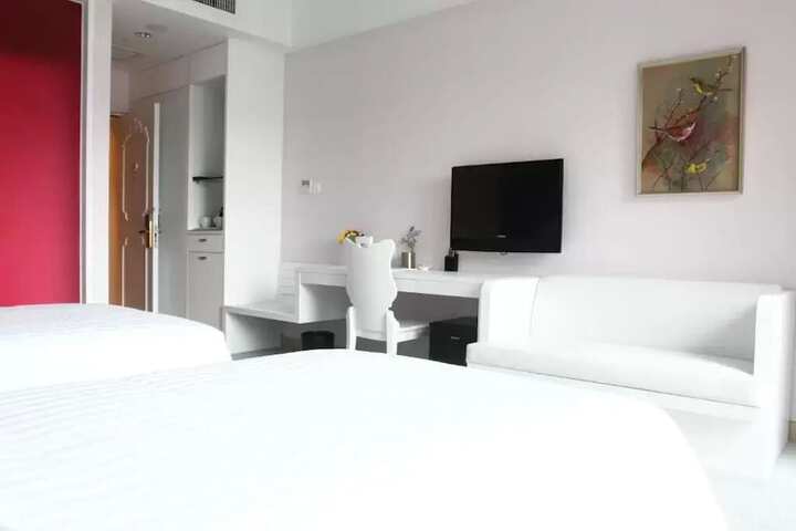 Room 15 of 48
