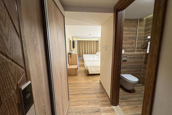 Room 6 of 25