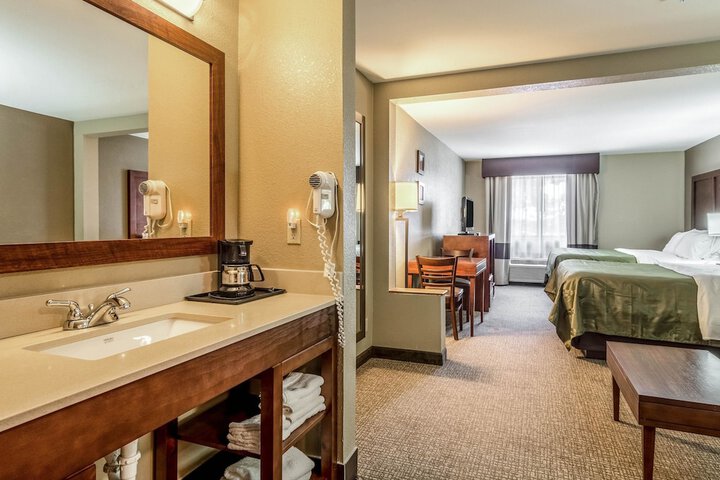 2 Queen Beds (2 of 14)