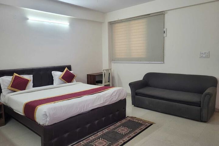 Room 4 of 8