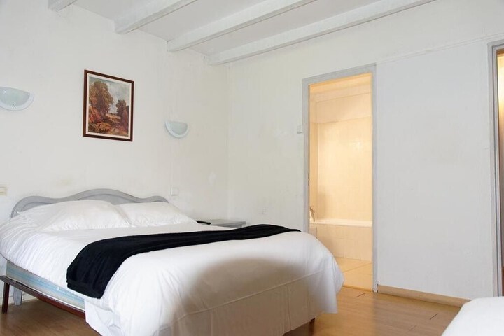 Room 3 of 8