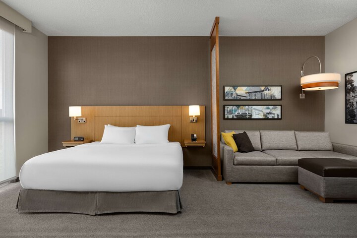 1 King Bed (4 of 17)