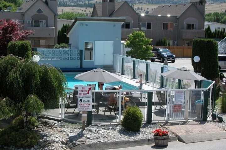 Swimming pool at Golden Sands Resort Motel