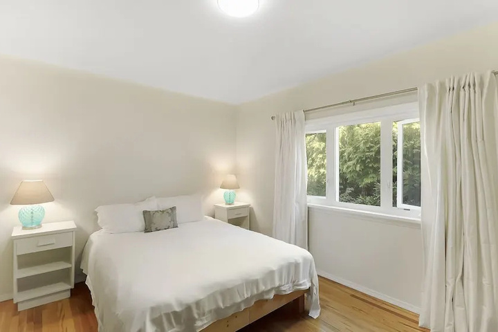 Room 4 of 7