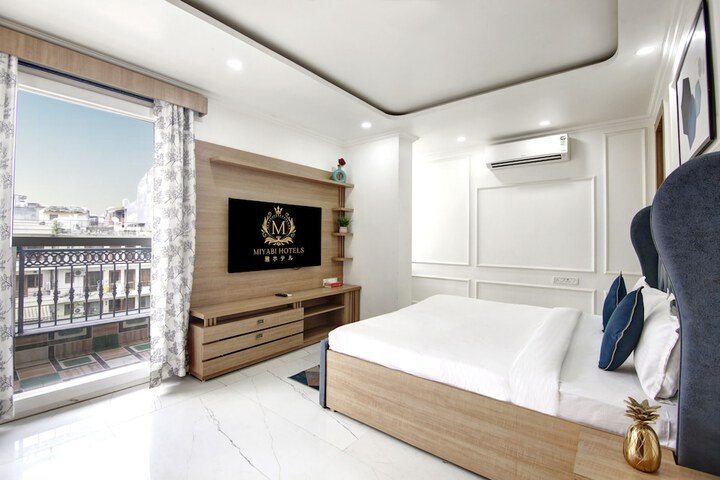 Room 5 of 12