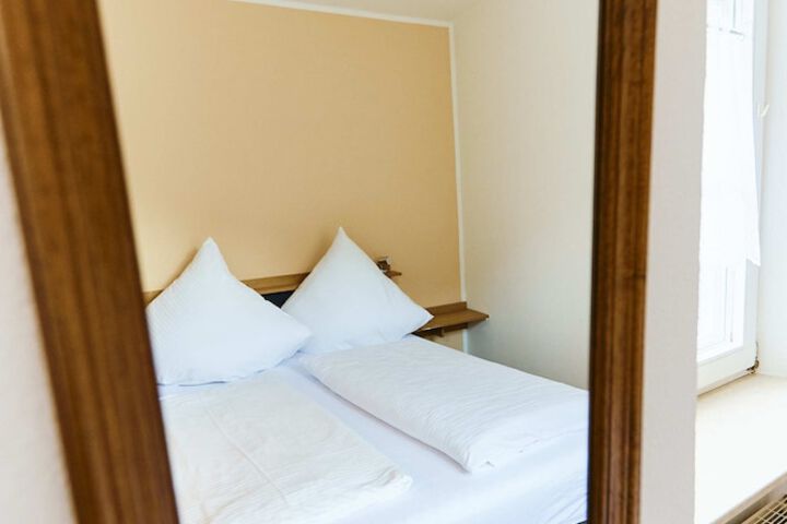 Room 4 of 76