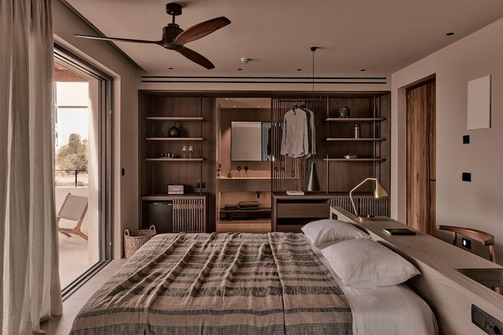 Room 34 of 166
