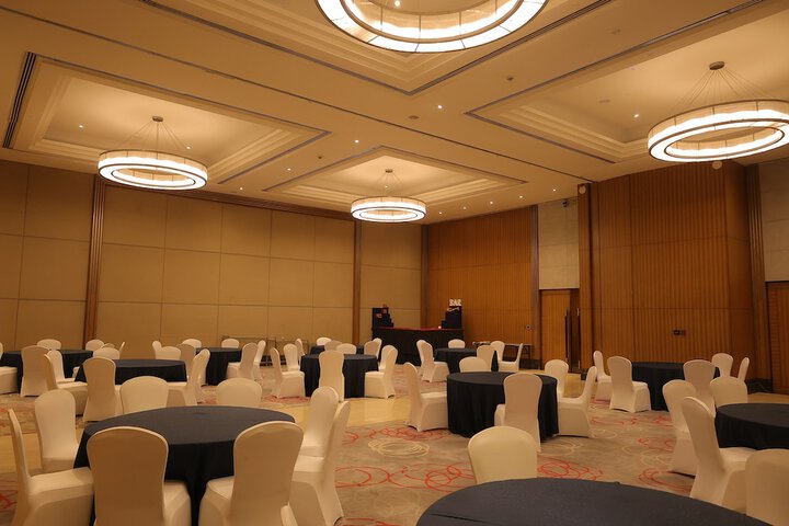 Ballroom/Hall 71 of 112