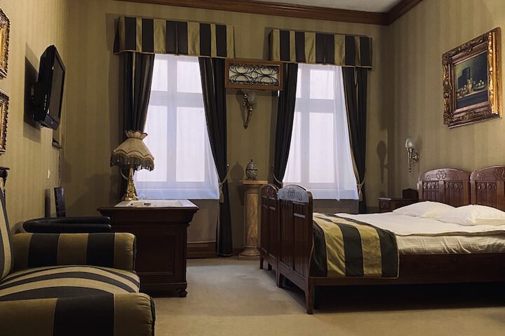 Room 10 of 42
