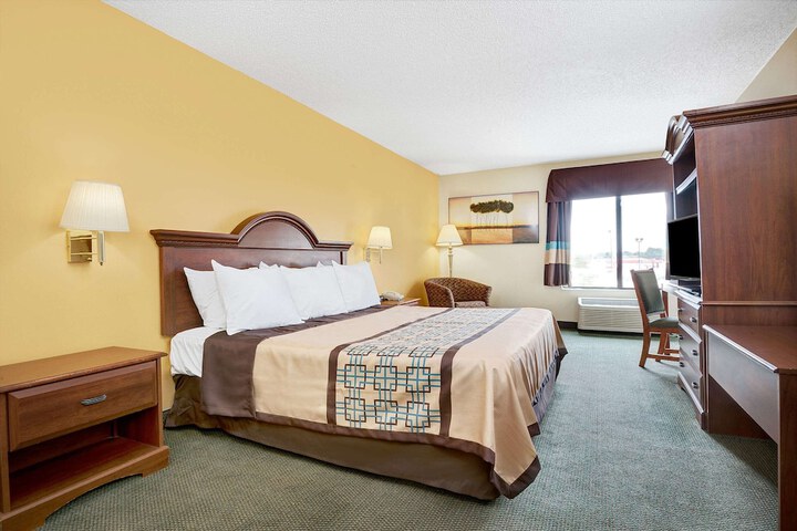 1 King Bed (7 of 9)