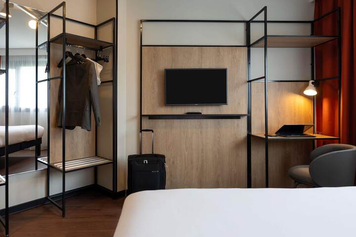 Room 6 of 50