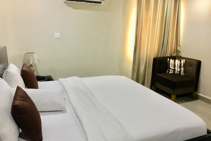 Room 5 of 16
