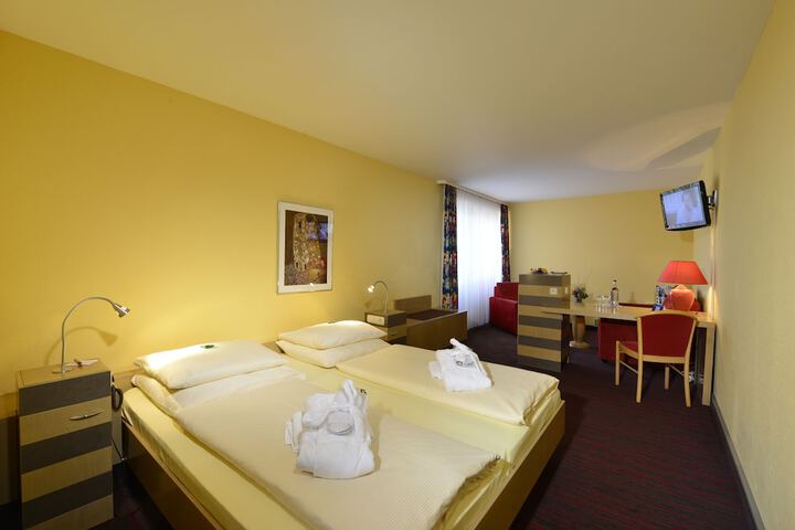 Room 5 of 99
