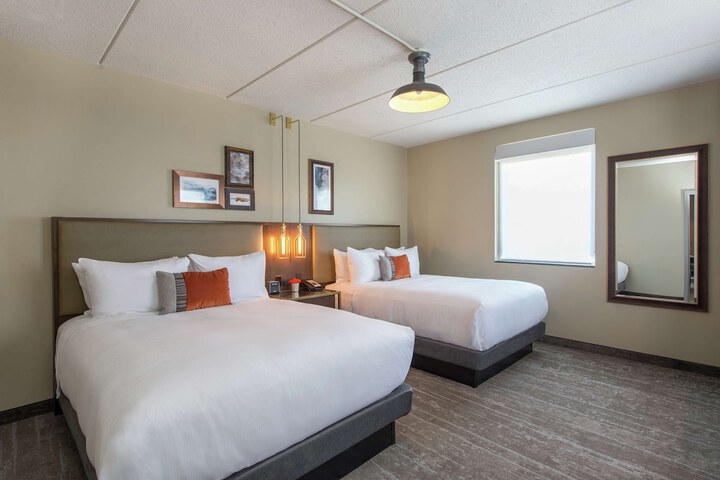 1 Queen Bed Main Building (11 of 29)