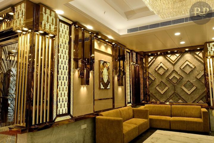 Ballroom/Hall 35 of 43