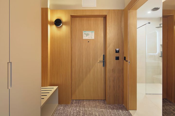 Room 7 of 80