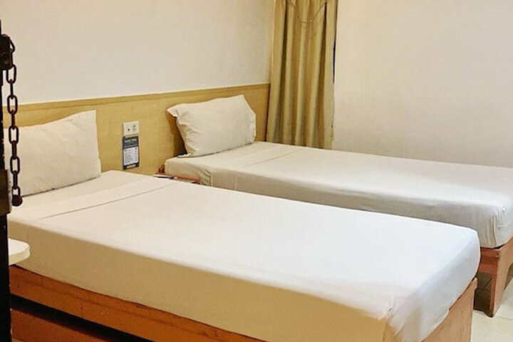 Room 6 of 33