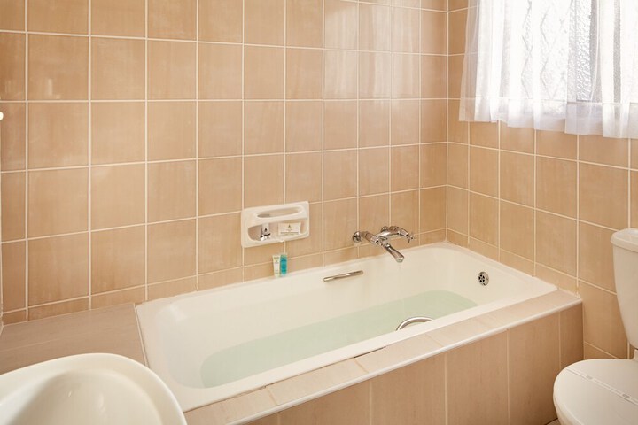 Deep soaking bathtub
