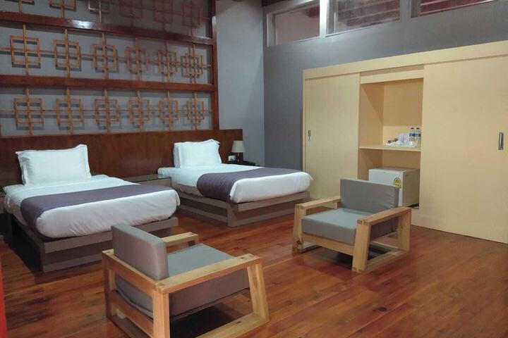 Room 8 of 34