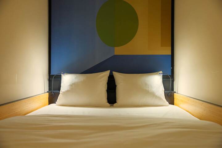 Room 9 of 32