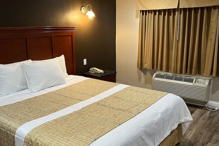 1 Queen Bed (12 of 16)