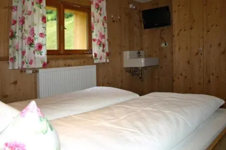 Room 4 of 32