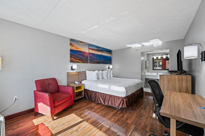 1 King Bed (6 of 9)