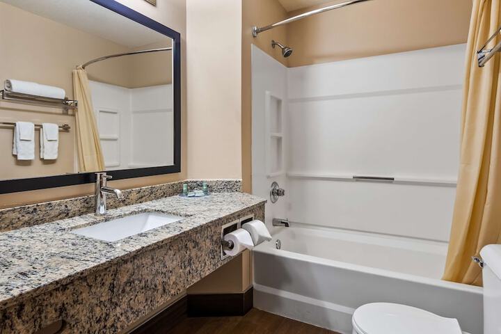 2 Queen Beds Microwave and Refrigerator WiFi Continental Breakfast (9 of 13)