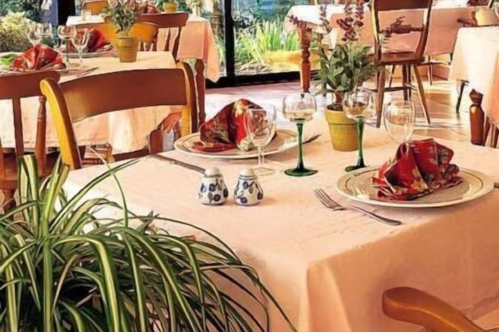 Dining 16 of 37