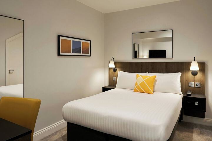 Room 28 of 48