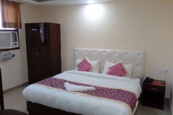 Room 7 of 12