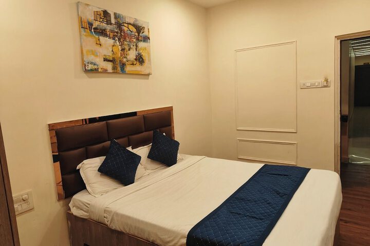 Room 8 of 33