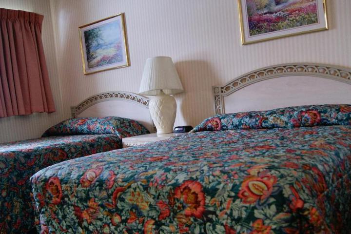 2 Double Beds (3 of 6)