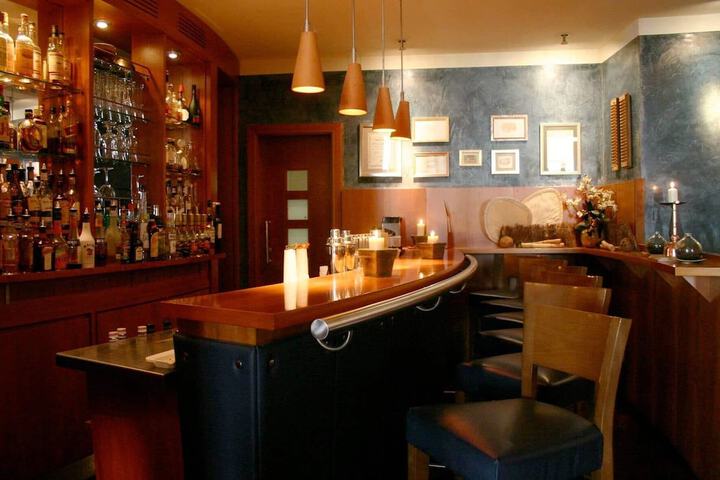 Lounge 54 of 79