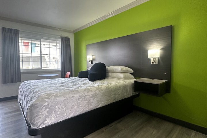 Room 5 of 34