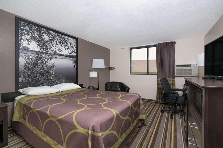 1 Queen Bed (6 of 7)