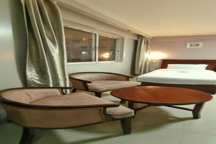 Room 13 of 32