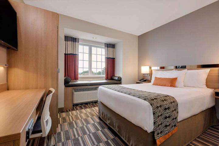 1 Queen Bed (15 of 21)