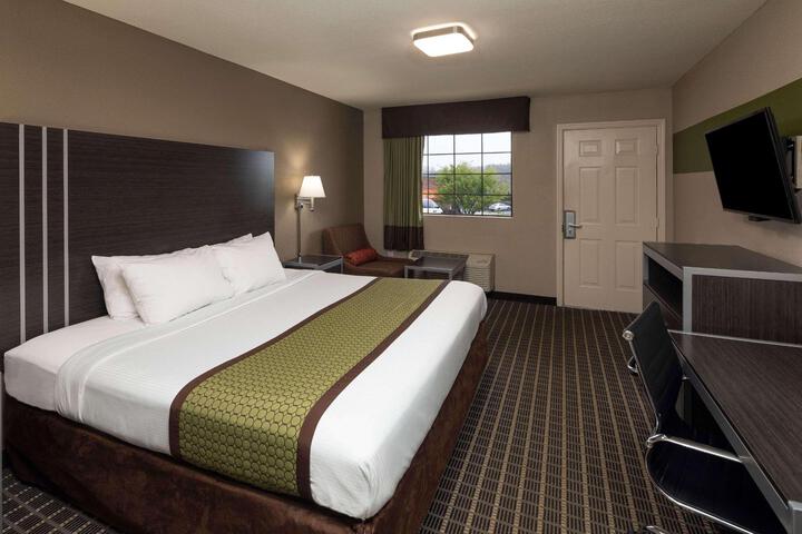 1 Queen Bed (15 of 21)