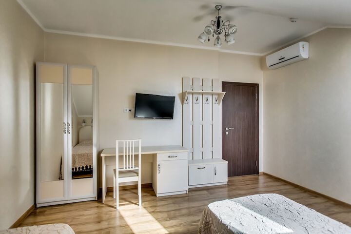 Room 10 of 43