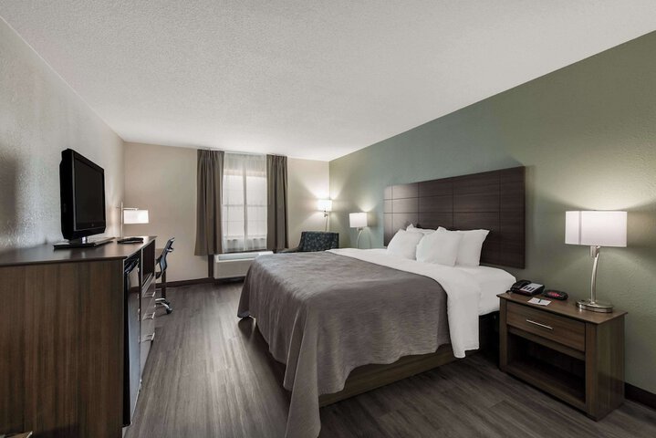 1 King Bed (2 of 10)